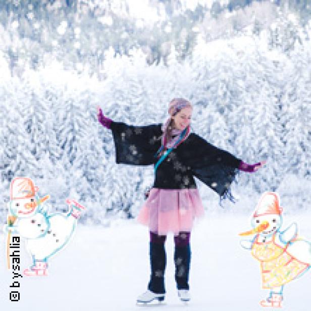 Eine junge Frau steht auf Schlittschuhen im Schnee, umgeben von gezeichneten Schneemännern.