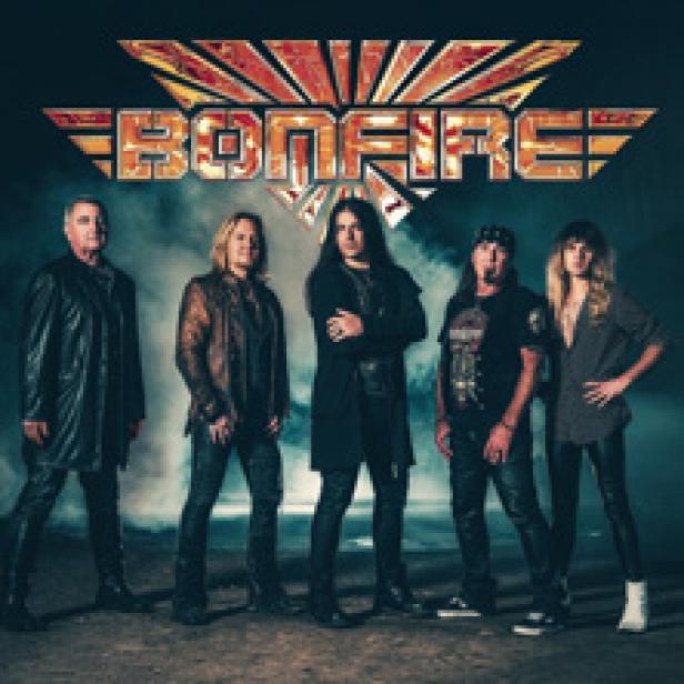 Die deutsche Hard-Rock-Band Bonfire posiert für ein Gruppenfoto.