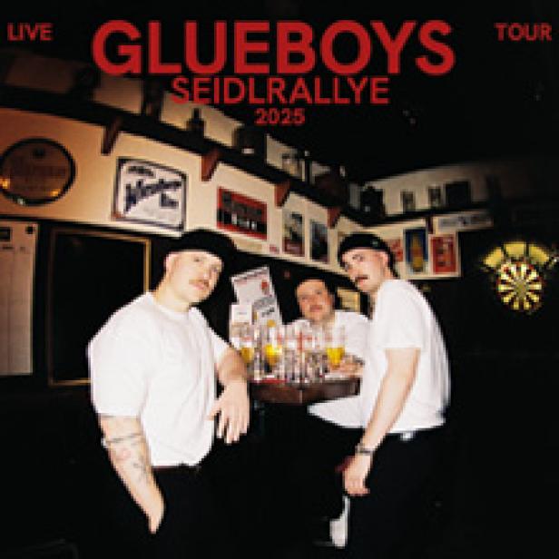 Drei Männer posieren vor einem Tisch voller Biergläser für die „Glueboys Seidlrallye 2025“-Tour.