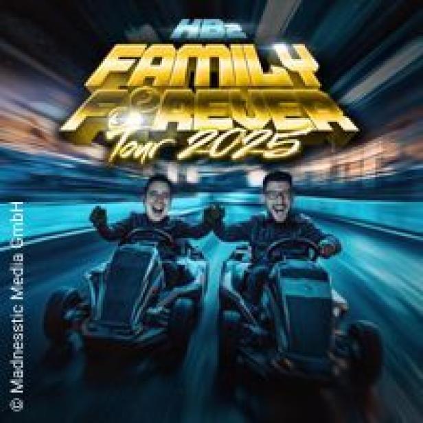 Zwei Männer fahren Go-Karts auf einer Rennstrecke, beworben wird die „Family Forever Tour 2025“.