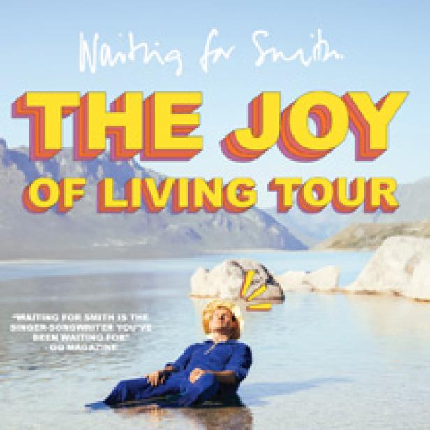 Ein Mann liegt im Wasser vor einer Bergkulisse, bewirbt die „The Joy Of Living Tour“ von Waiting for Smith.