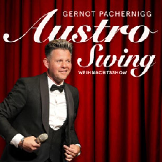 Gernot Pachernigg präsentiert seine „Austro Swing Weihnachtsshow“ vor einem roten Vorhang.