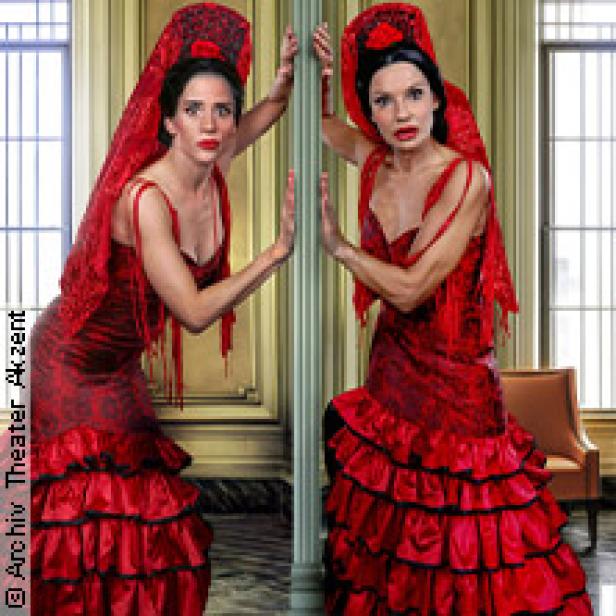 Eine Frau in einem roten Flamenco-Kleid posiert vor einem Spiegel.