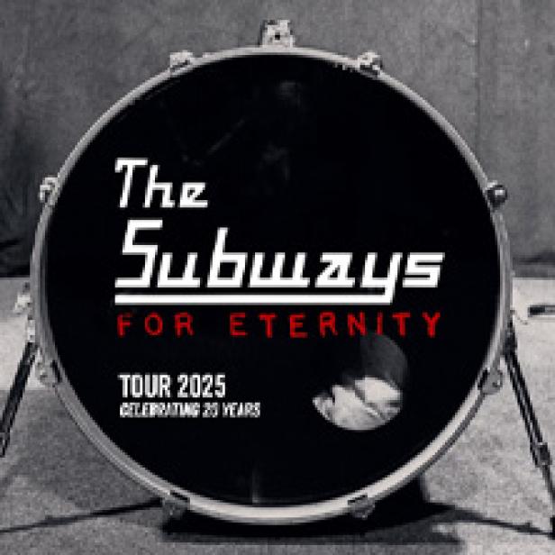 Das Schlagzeugfell der Band The Subways wirbt für ihre „For Eternity“-Tour 2025.