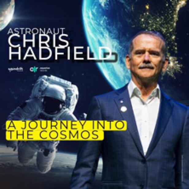 Ein Astronaut (vermutlich Chris Hadfield) vor einer Erde- und Weltraumkulisse.