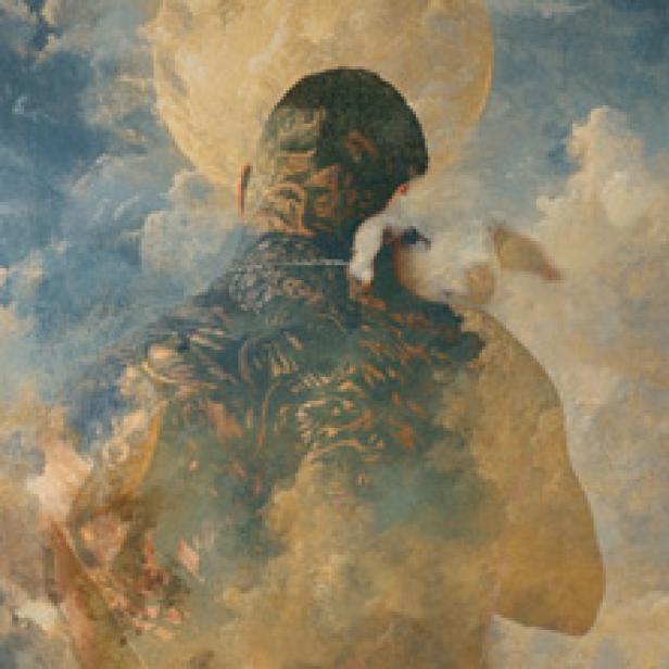 Ein Mann mit Tätowierungen auf dem Rücken steht vor einem großen Mond, umgeben von Wolken.