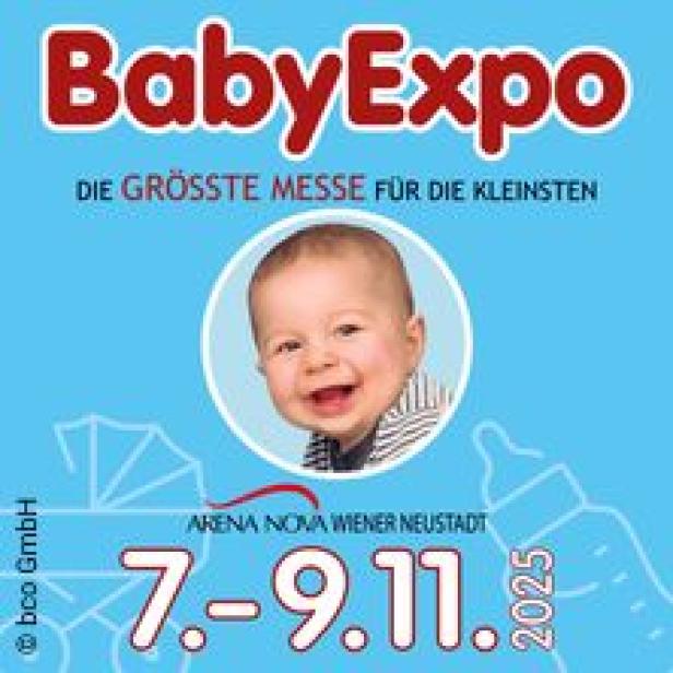 Ein Baby lächelt vor dem Hintergrund der Werbung für die BabyExpo vom 7. bis 9. November 2025 in Wiener Neustadt.
