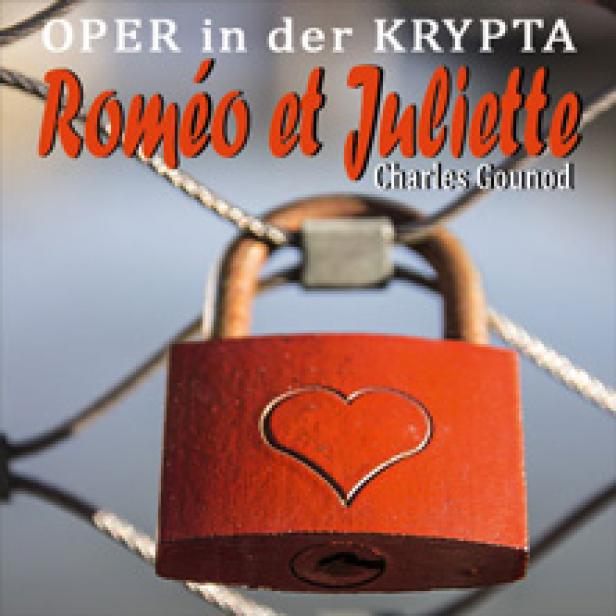 Ein rotes Vorhängeschloss mit einem Herz vor einem Opernplakat von „Roméo et Juliette“.