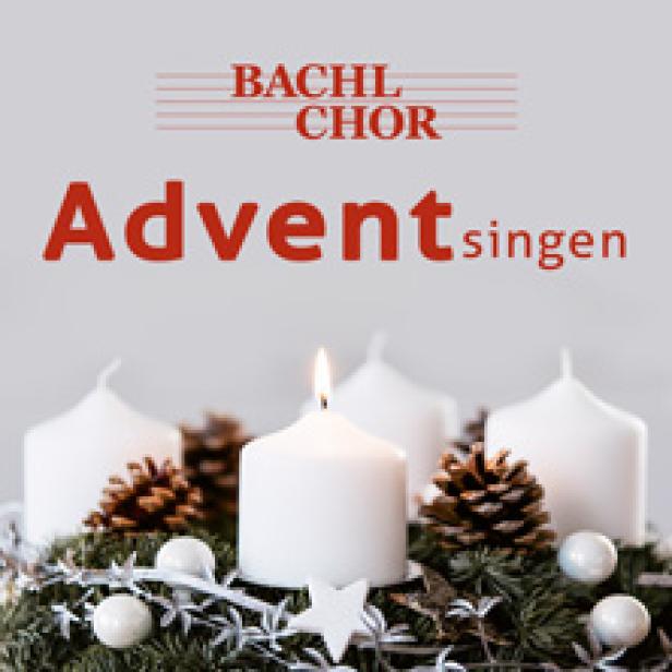 Ein Adventskranz mit einer brennenden Kerze und der Aufschrift „Adventsingen“.