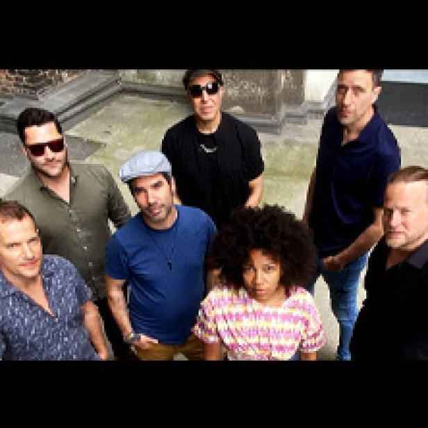 Die Band Mando Diao posiert für ein Gruppenfoto.