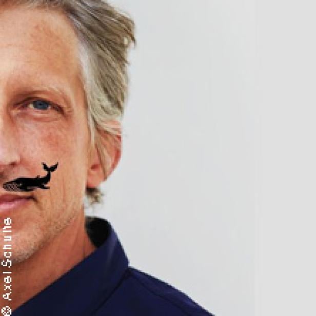 Porträt eines Mannes mit einer kleinen Wal-Zeichnung auf seiner Wange.