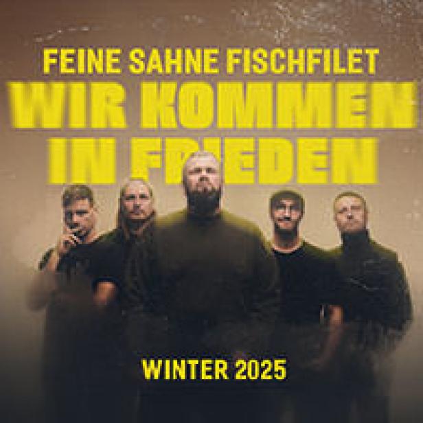 Das Cover des Albums „Wir kommen in Frieden“ von Feine Sahne Fischfilet mit der Band im Vordergrund.