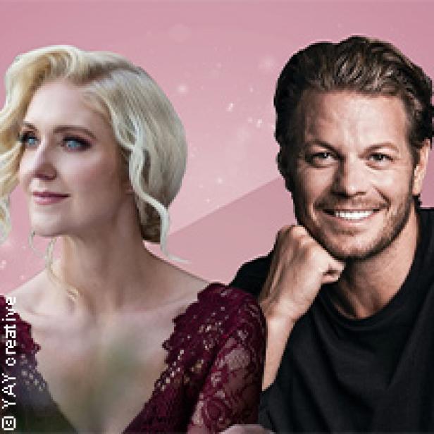 Ein Porträt von Maite Kelly und Roland Kaiser vor einem rosa Hintergrund.