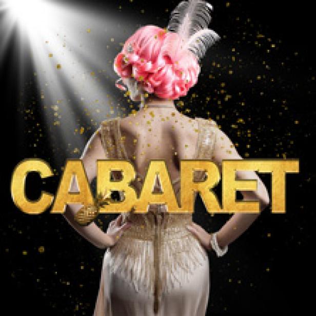 Eine Frau mit rosa Haaren und einem goldenen Kleid posiert für das Musical „Cabaret“.