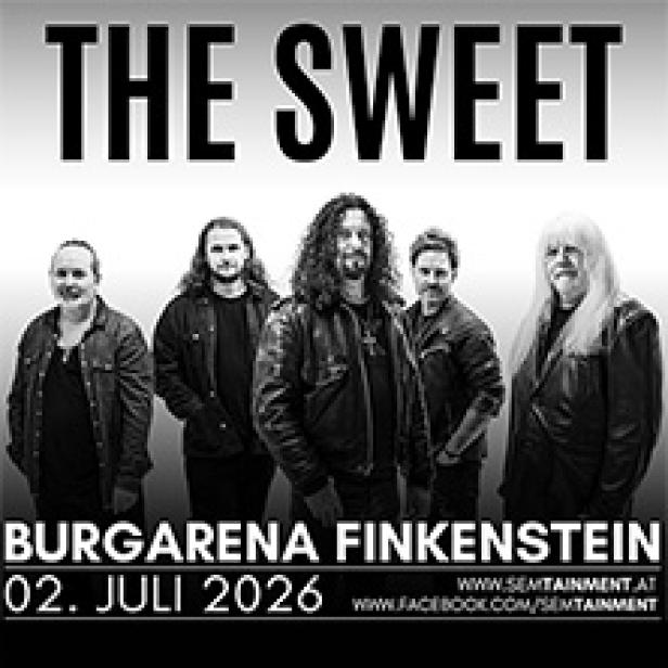 Die Band The Sweet posiert vor einem Konzertplakat für die Burgarena Finkenstein am 2. Juli 2026.