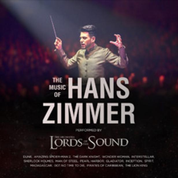 Ein Dirigent steht vor einem Orchester, im Hintergrund der Schriftzug „The Music of Hans Zimmer“.