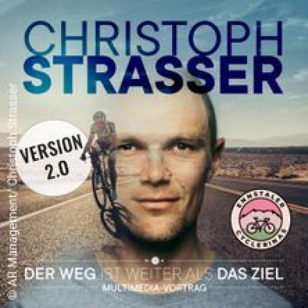 Porträt von Christoph Strasser vor einer Straßenradszene und dem Schriftzug „Der Weg ist weiter als das Ziel“.