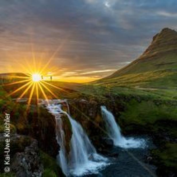 Sonnenaufgang am Kirkjufellsfoss-Wasserfall in Island.