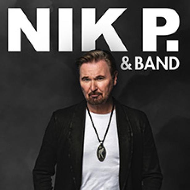 Nik P. & Band posieren vor einem dunklen Hintergrund.