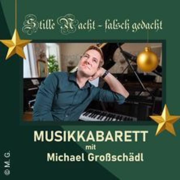 Ein Mann lehnt am Klavier, umgeben von weihnachtlicher Dekoration für das Musikkabarett „Stille Nacht – falsch gedacht“ mit Michael Großschädl.