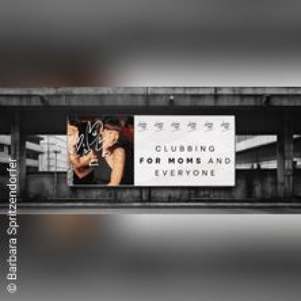 Eine Werbetafel mit der Aufschrift „Clubbing for Moms and Everyone“.