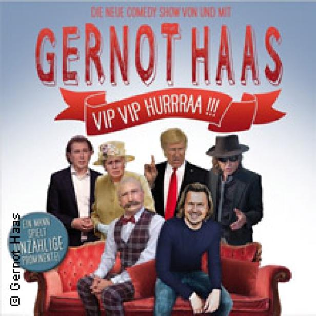 Das Bühnenbild der Comedy-Show von und mit Gernot Haas zeigt ihn und mehrere Prominente auf einem roten Sofa.