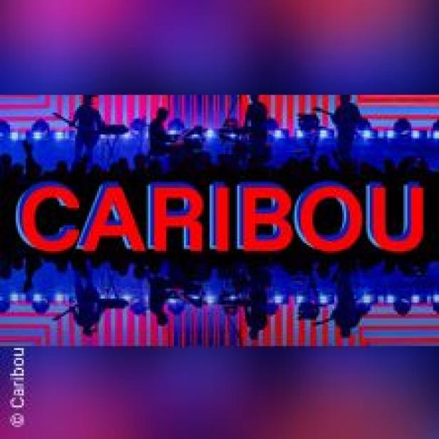 Die Band Caribou spielt vor einem blauen und roten Hintergrund.