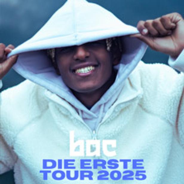 Ein junger Mann mit Kapuze lächelt in die Kamera; darunter steht „hdc DIE ERSTE TOUR 2025“.