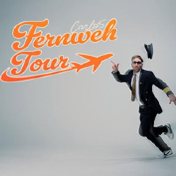 Carlos zeigt auf dem Werbebild für seine „Fernweh Tour“ eine Pose im Piloten-Kostüm.