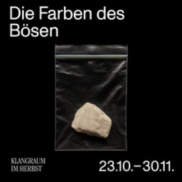 Ein Stein in einer Plastiktüte vor schwarzem Hintergrund, Teil der Ausstellung „Die Farben des Bösen“.