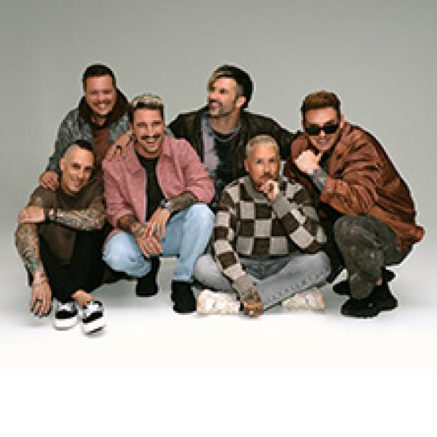 Die italienische Popband Benji & Fede posiert für ein Gruppenfoto.